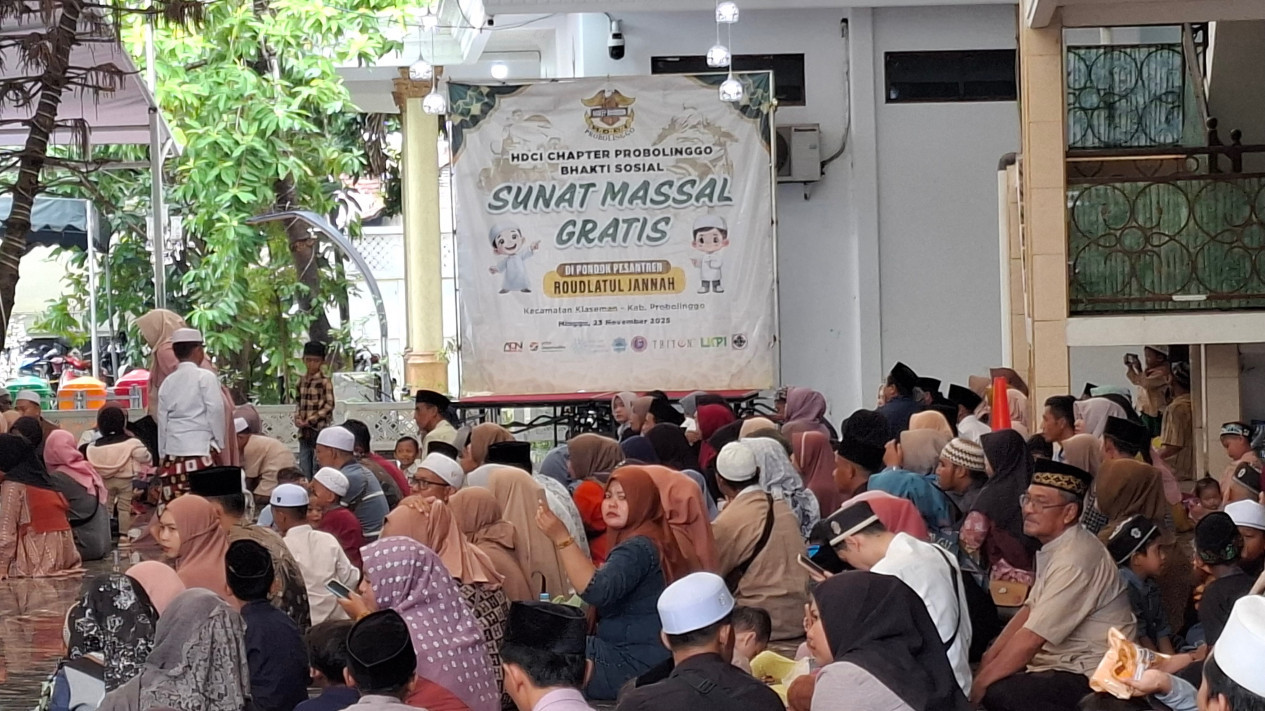 Ratusan anak mengikuti kegiatan sunat massal gratis yang digelar Pondok Pesantren Raudlatul Jannah bekerja sama dengan HDCI (foto:m syahwan/tvonenews.com)