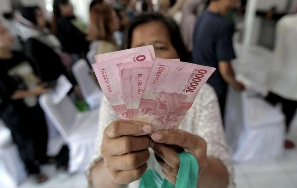 Bantuan ini bagian dari stimulus ekonomi yang disiapkan Presiden Prabowo Subianto untuk mendongkrak perekonomian di akhir tahun. (Foto: CNN Indonesia).