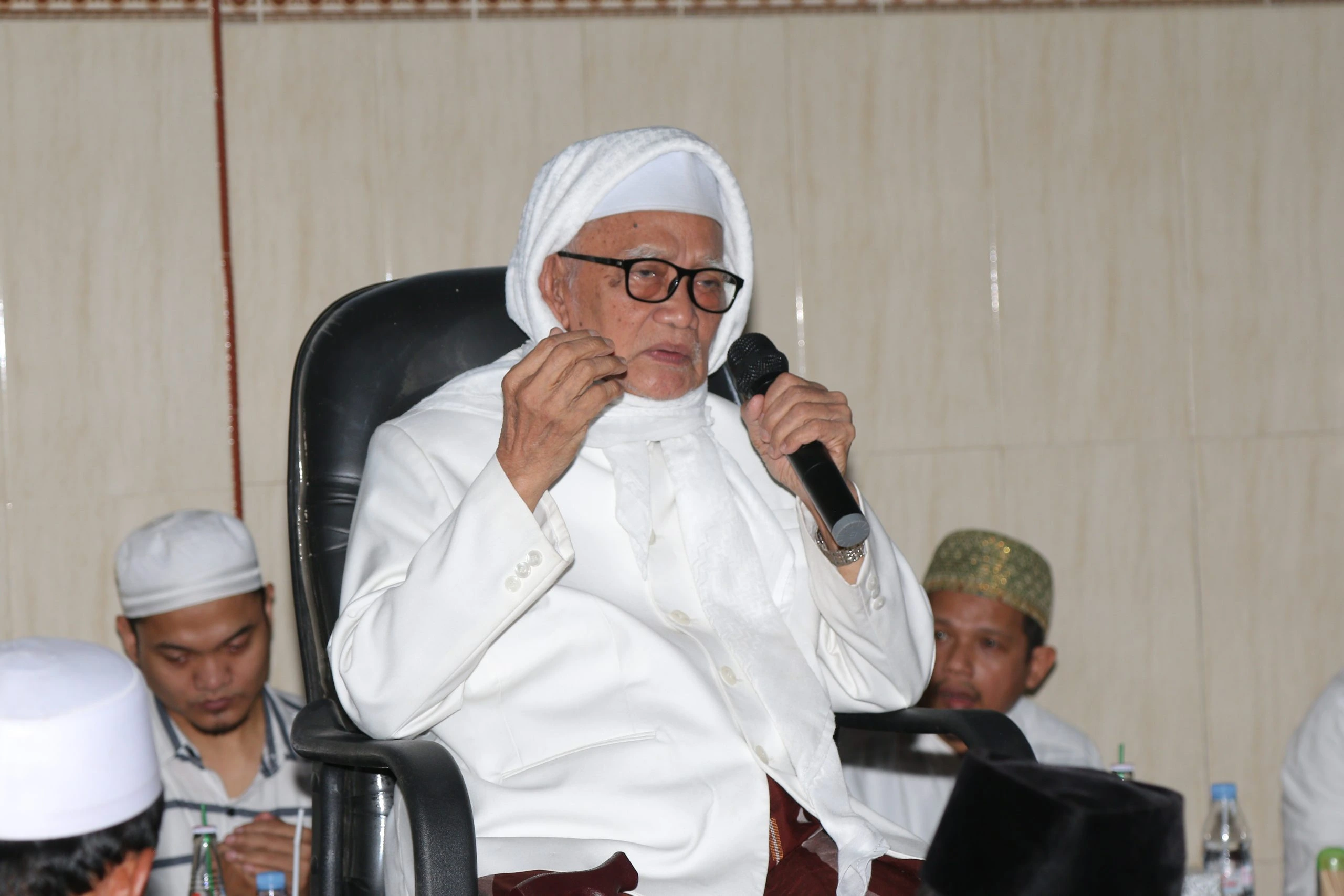KH Anwar Manshur, Pengasuh Pesantren Lirboyo, Kediri.