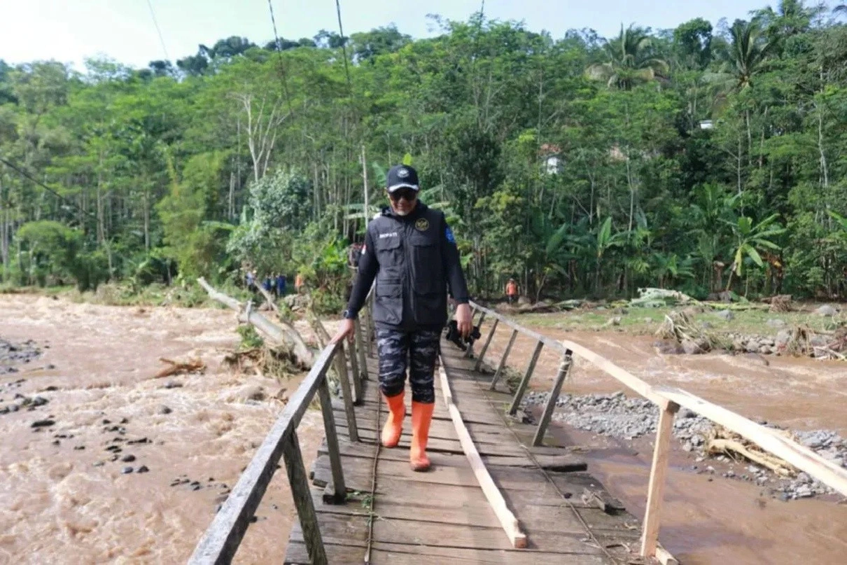 Bupati probolinggo mohammad haris meninjau salah satu jembat rajt