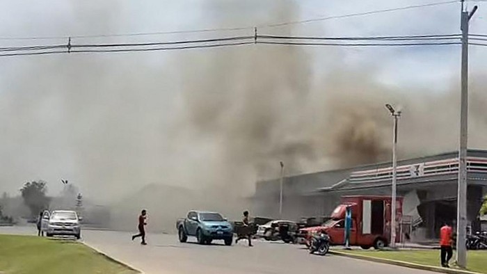 Kepulan asap menjulang di provinsi sisaket thailand usai dilanda serangan roket kamboja 1753351852957