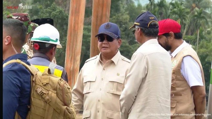 Presiden prabowo subianto meninjau jembatan di teupin mane kecamatan juli bireuen aceh yang putus akibat banjir screenshot liv 1765086114419