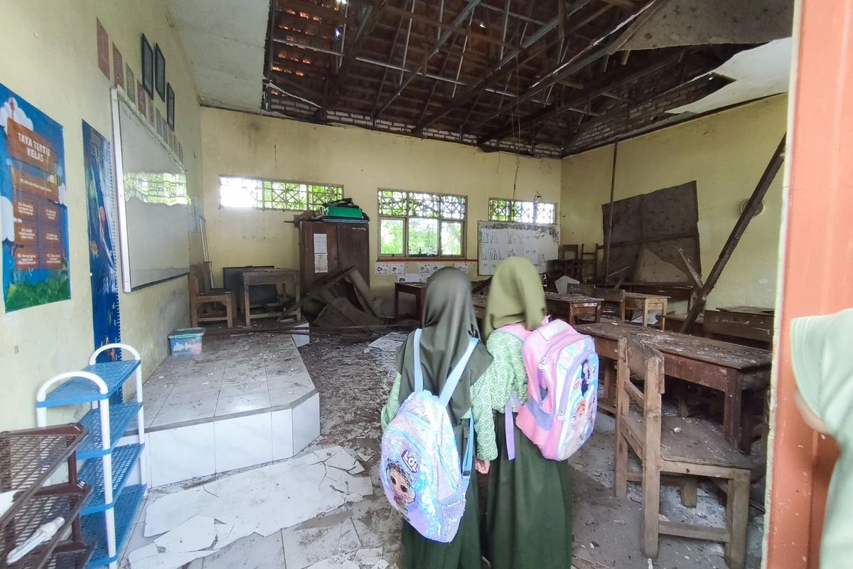 Sekolah ambruk