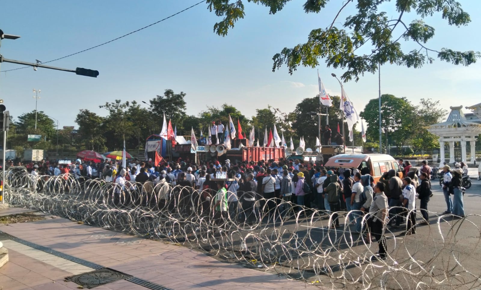 Buruh Jatim Kepung Kantor Gubernur, Tagih Janji May Day yang Belum Tuntas