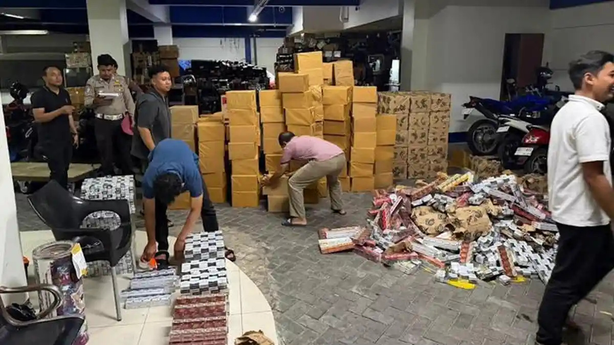 Rokok ilegal truk box muat rokok ilegal kecelakaan di sampang