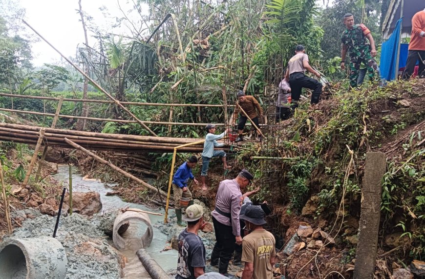 Bangun jembatan bersama warga trenggalek