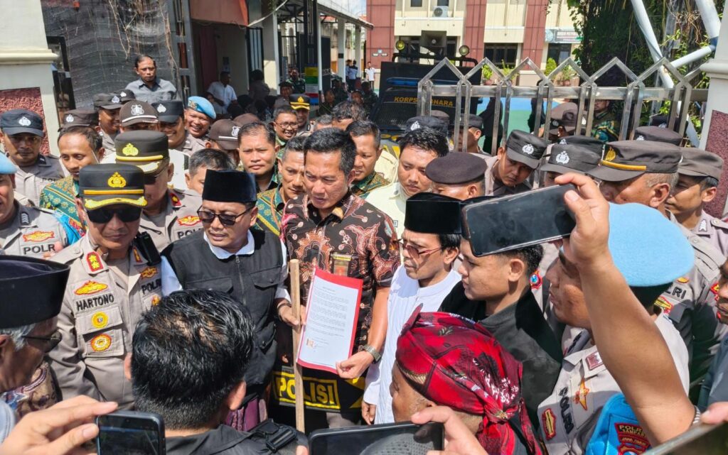 Demo di depan PN Pamekasan