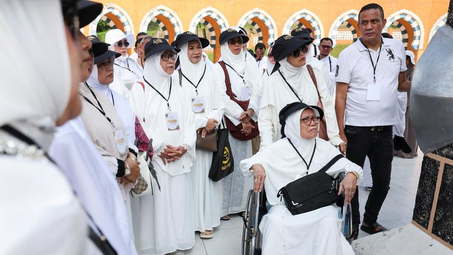 Jamaah haji melakukan tawaf
