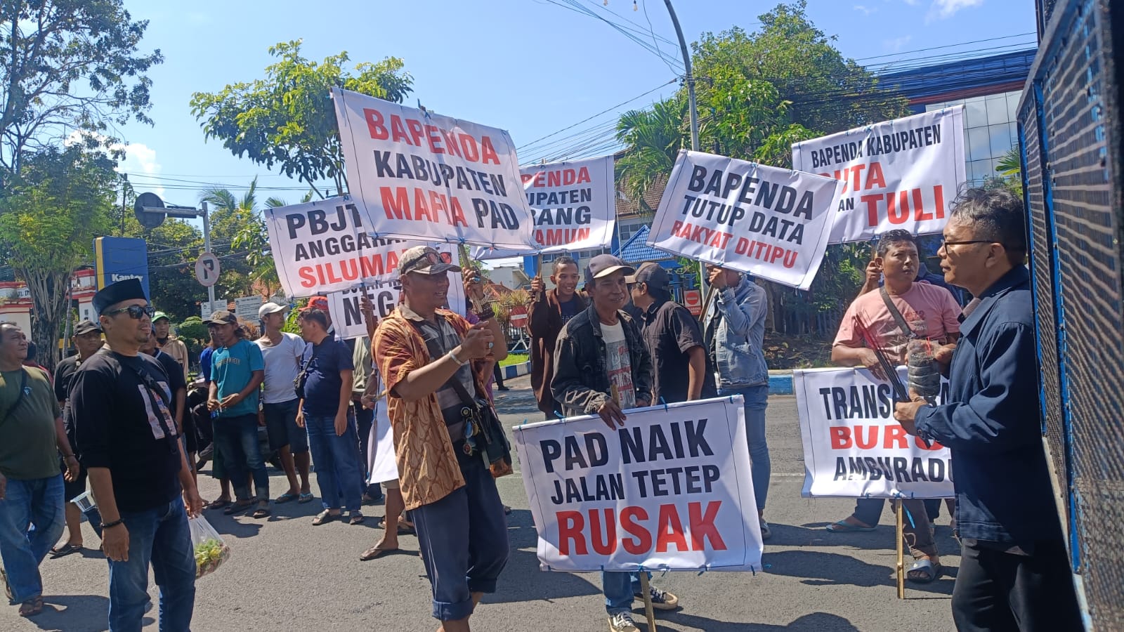 aksi damai di depan Kantor Bapenda Pasuruan