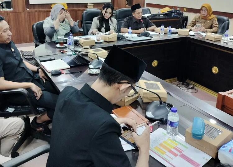Anggota dprd jember main game saat rapat