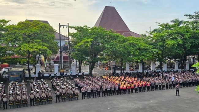 Aparat pengaman demo nelayan di pati