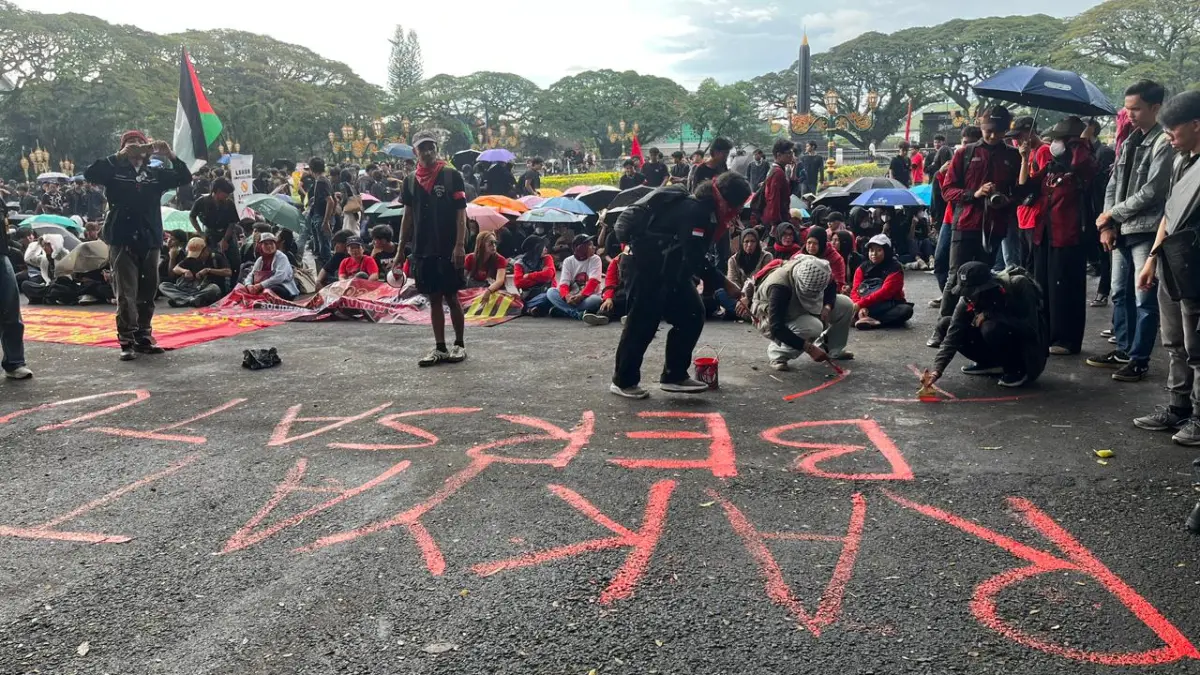 Buruh dan mahasiswa melakukan aksi may day di area balai kota malang