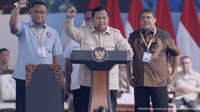 Presiden prabowo subianto menyampaikan sambutan dalam peringatan hari buruh internasional di monumen nasional monas jakarta ju 1777601803345