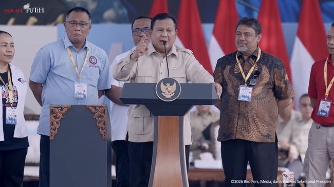 Presiden prabowo subianto menyampaikan sambutan dalam peringatan hari buruh internasional di monumen nasional monas jakarta ju 1777602812635