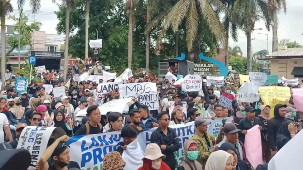 Foto Penolakan penutupan MBG