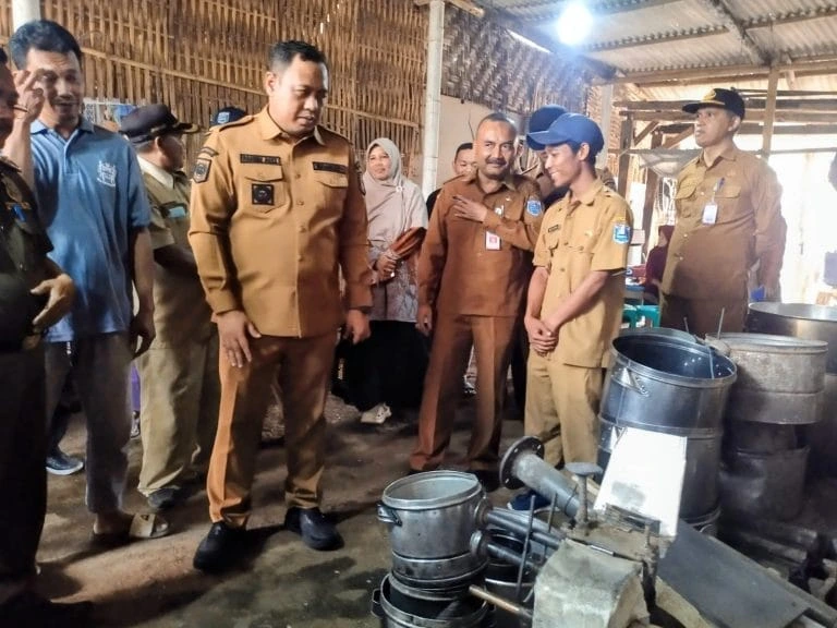 Wakil Bupati Probolinggo Fahmi AHZ melihat dari dekat produk dandang (Foto: Surau.ID/Ist)