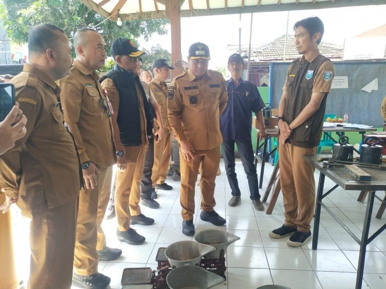 Wakil Bupati Probolinggo Fahmi AHZ saat melihat dari dekat pelayanan tera ulang (Foto: Surau.ID/Ist)
