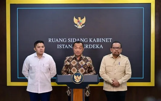 Konpers mensesneg prasetyo hadi seskab teddy indra wijaya dan kabakom muhammad qodari di kantor presiden selasa 262026 1780412357159 169~2
