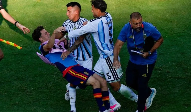 030559500 1784555002 Spain s Gavi left falls as he scuffles with Argentina s Leandro Paredes 5 and Thiago Almada2
