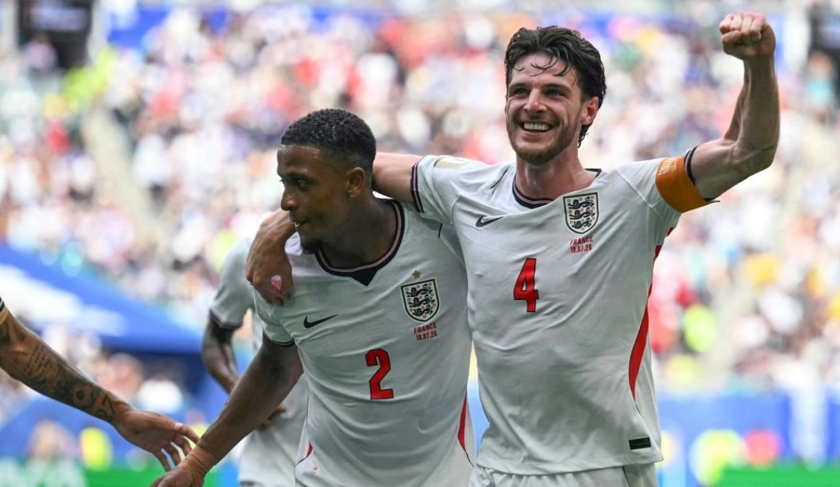 6a5bf149b26ec ezri konsa merayakan fol kedua bersama declan rice di laga perebutan juara 3 prancis vs inggris gemini 1265