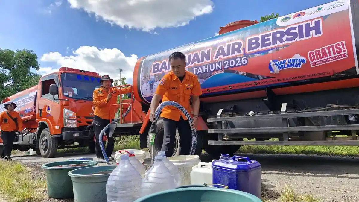 BPBD Bondowoso sedang menyalurkan air bersih (Foto: Surau.ID/Ist)