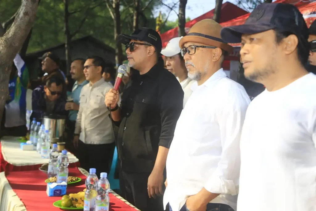 Bupati Probolinggo dr. Mohammad Haris memberikan sambutan dalam rangkaian petik laut di Pantai Darmo Desa Banjarsari Kecamatan Sumberasih (Foto: Surau.ID/Ist)