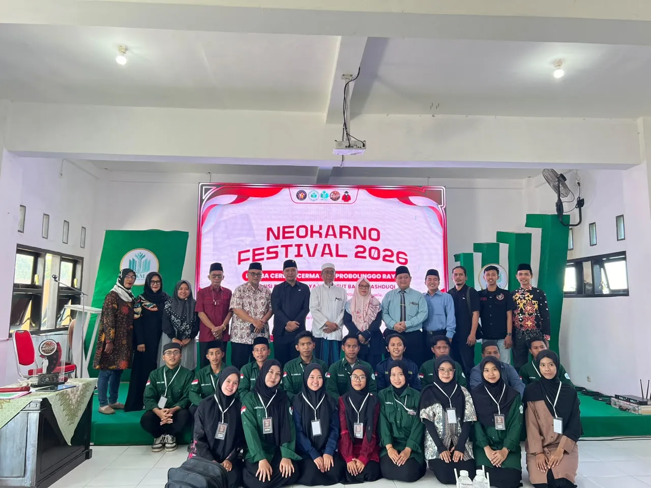 Foto bersama lomba cerdas cermat (Foto: Surau.ID/Ist)