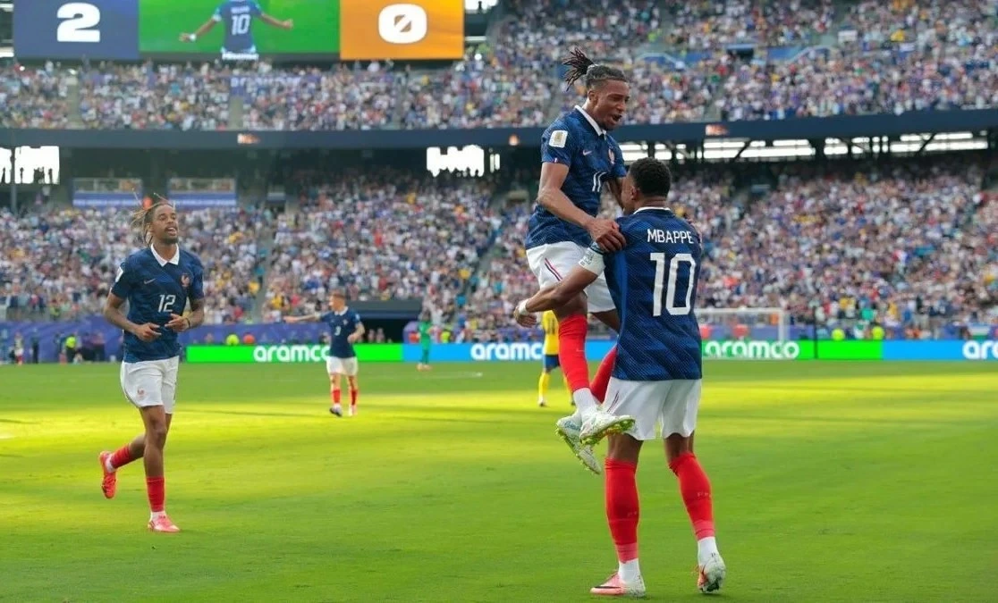 Pemain Prancis Kylian Mbappe 10 merayakan gol bersama Michael Olise 11 discover2