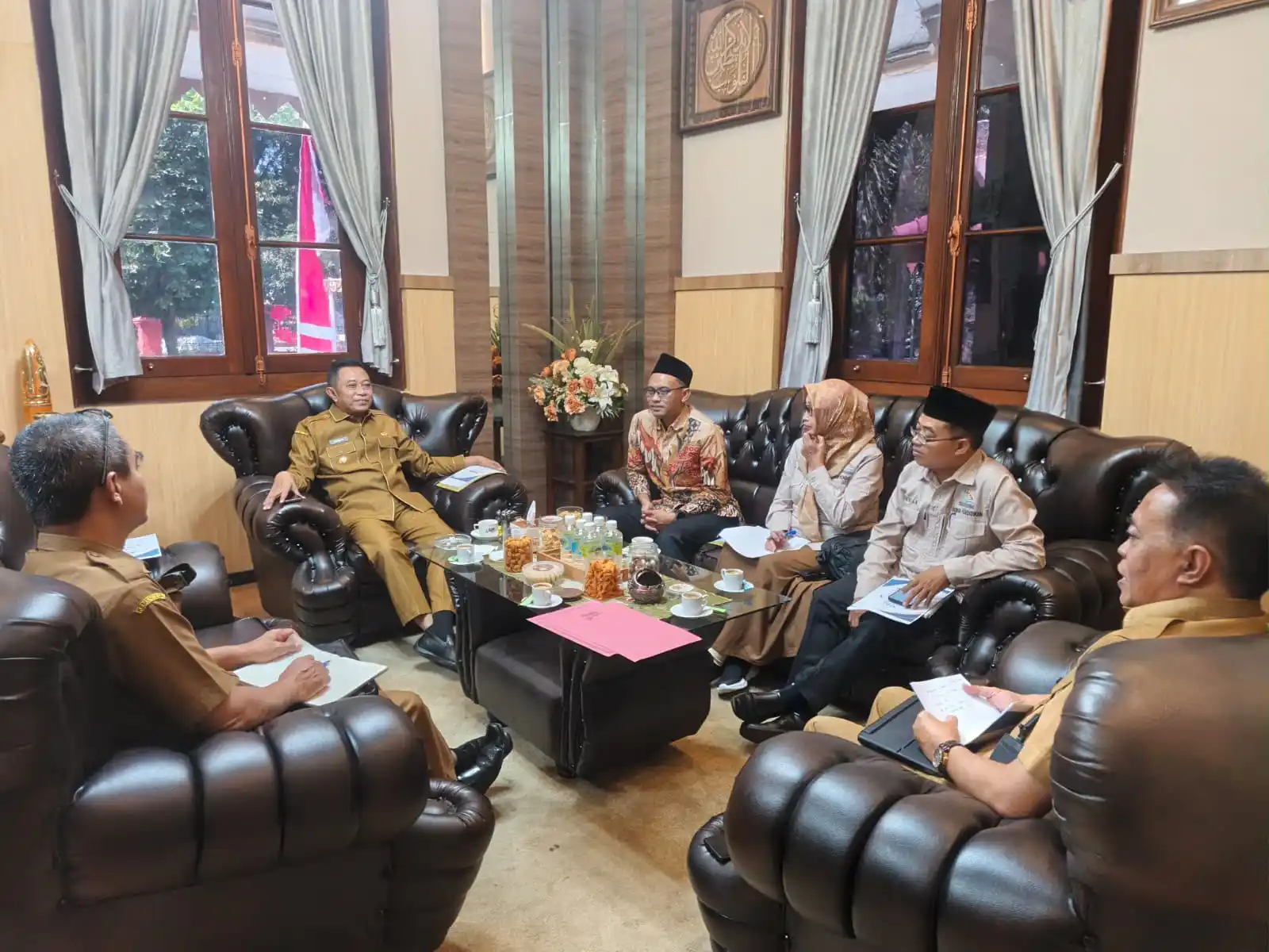 Suasana audiensi di Pendopo Raden Bagus Assra (Foto: Surau.ID/Ist)