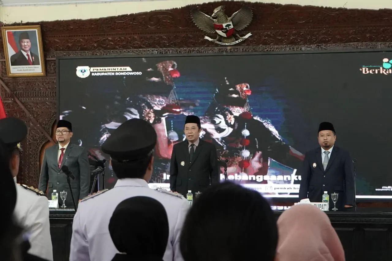 Abdul Hamid Wahid Bupati Bondowoso di tengah (Foto: Surau.ID/Ist)