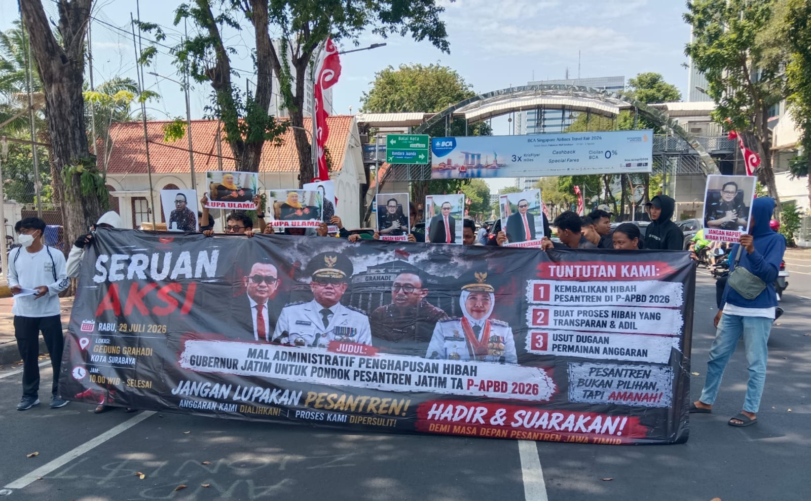 Unjuk rasa di surabaya