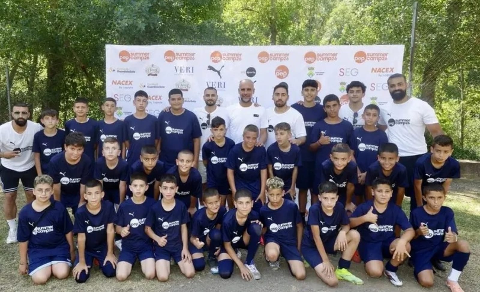 Pep Guardiola bersama anak Palestina