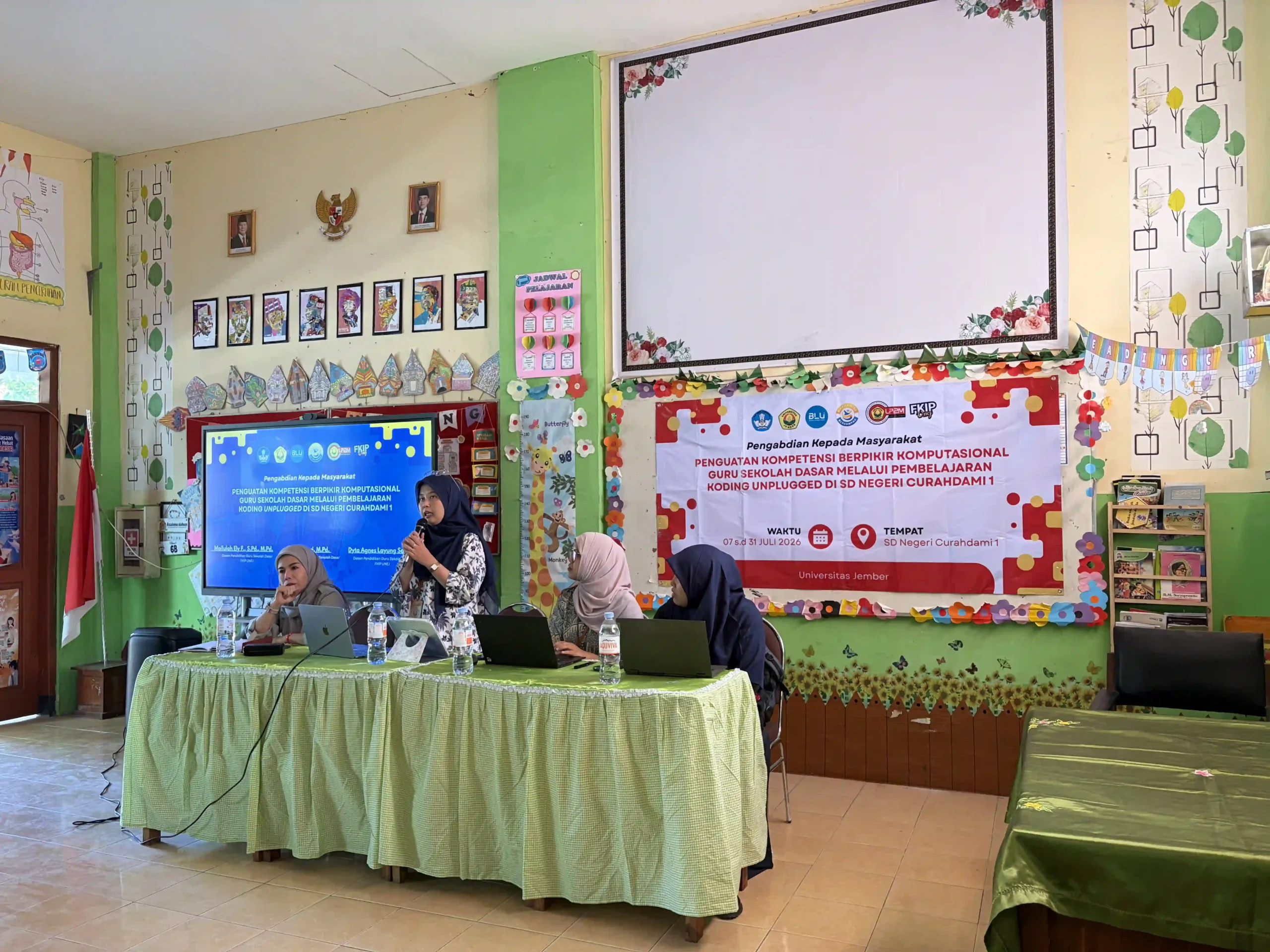 Ketua Tim Pengabdian Program Studi Pendidikan Guru Sekolah Dasar (PGSD) Universitas Jember, Mailulah Ely Fauziyah, S.Pd., M.Pd., menyampaikansambutansekaligusmenjelaskantujuanpelatihankoding unplugged kepada guru SD Negeri Curahdami (Foto: Surau.ID/Ist)