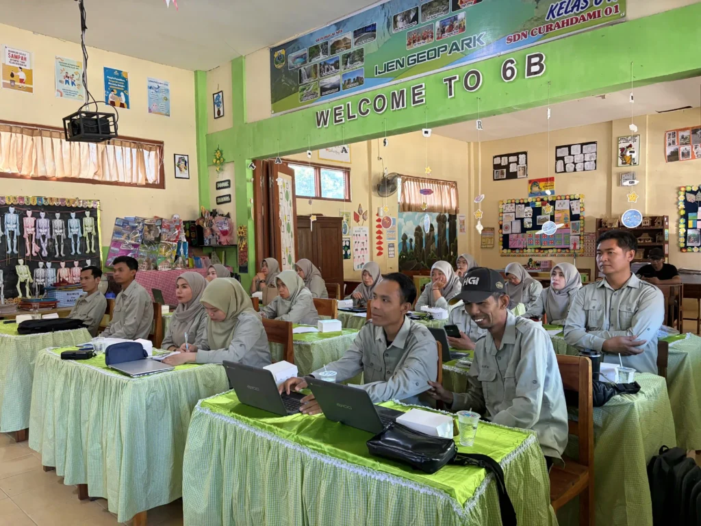 Guru SD Negeri Curahdami 1 mengikuti sesi pelatihan koding unplugged sebagai upaya memperkuat pembelajaran berpikir komputasional di sekolahdasar