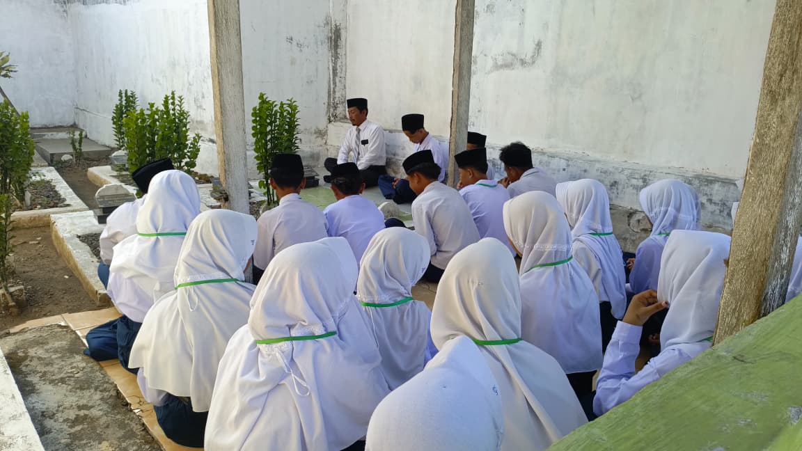 Suasana Ziarah ke Pendiri Yayasan Tarbiyatul Islam (Foto: Surau.ID/Ist)