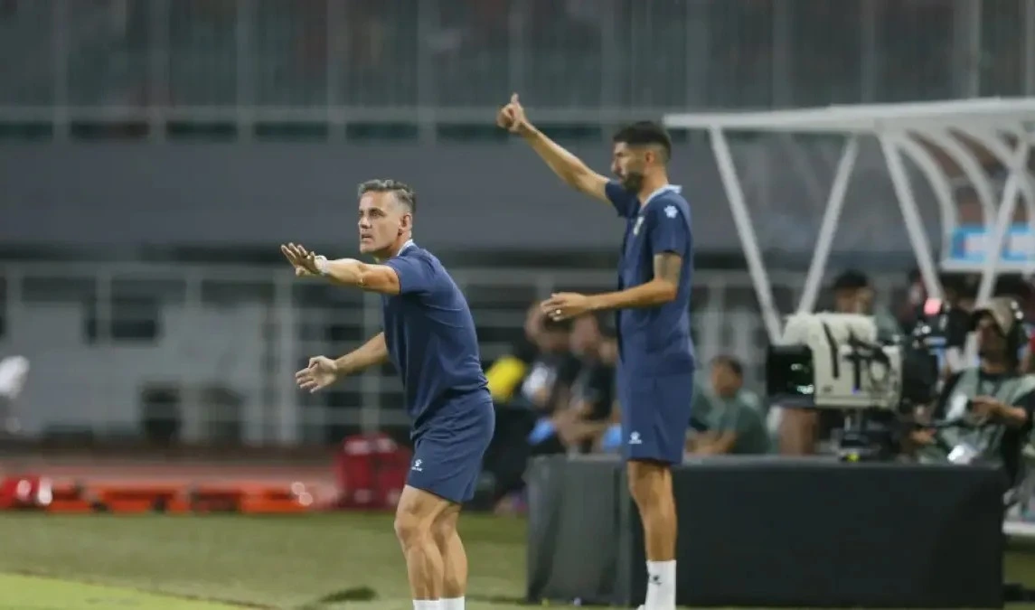 Pelatih timnas indonesia john herdman memberikan instruksi saat melawan timnas kamboja pada pertandingan grup a asean championship atau piala aff 2026 di stadion gelora pakansari senin 2772026 dery ri