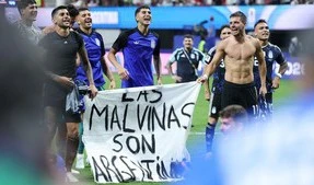 Pemain timnas argentina membentang spanduk kontroversial bertuliskan las malvinas son argentinas yang berarti malvinas adalah 1784377181649 169~2