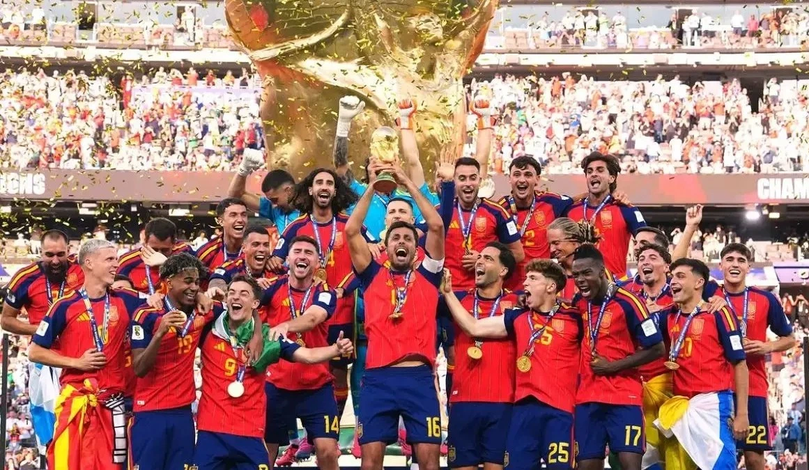 Timnas spanyol mengangkat trofi piala dunia 2026 usai mengalahkan argentina dengan skor 1 0 pada partai final ahad 2072027 at sefutbolinstagram bDUYx2