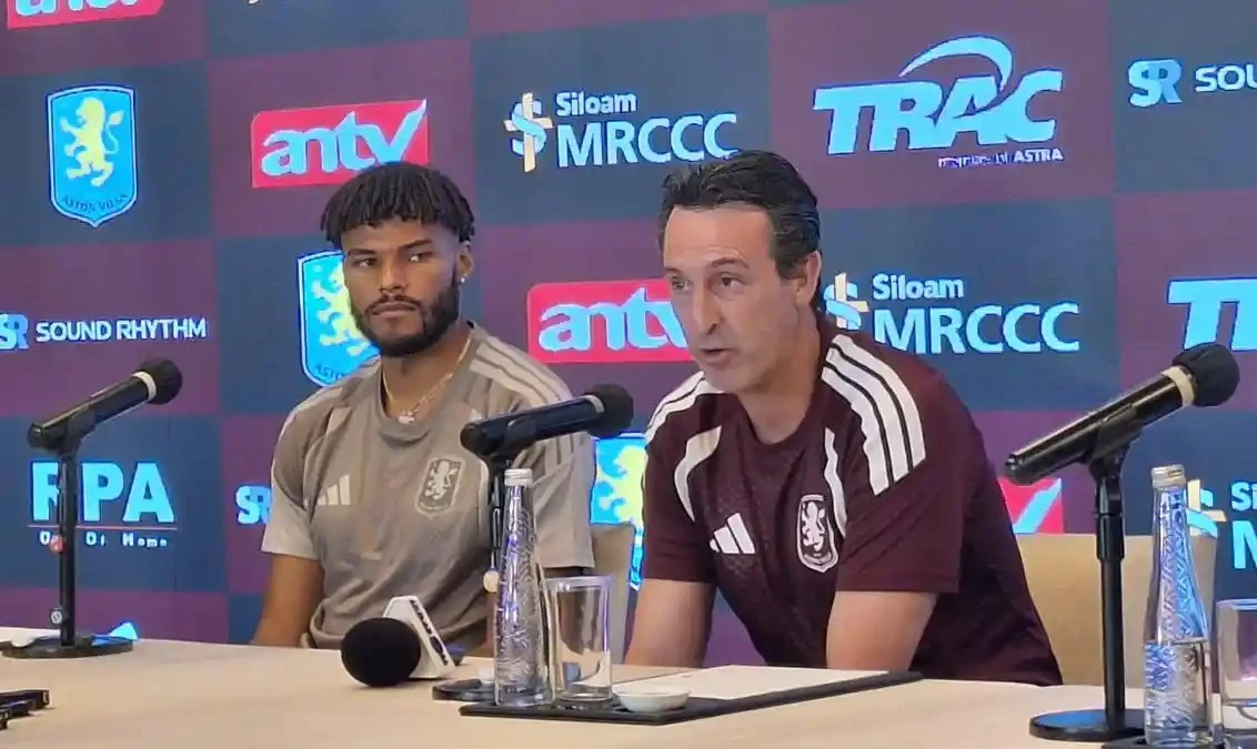 Pelatih Aston Villa Unai Emery dan pemainnya Tyrone~2