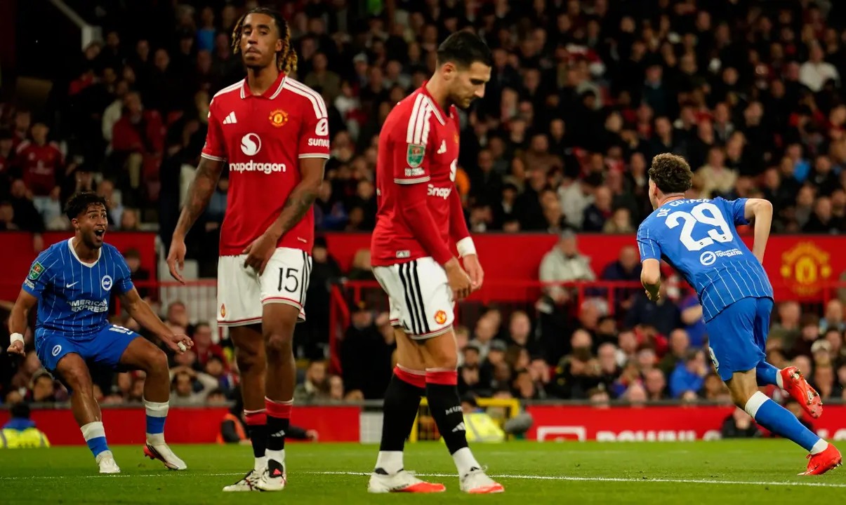016534800 1789610640 Brighton s Maxim De Cuyper man utd~2