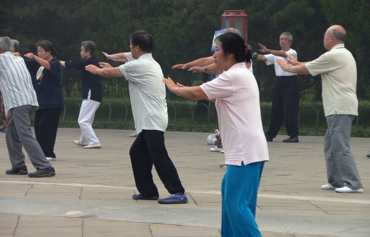 lansia latihan Tai Chi