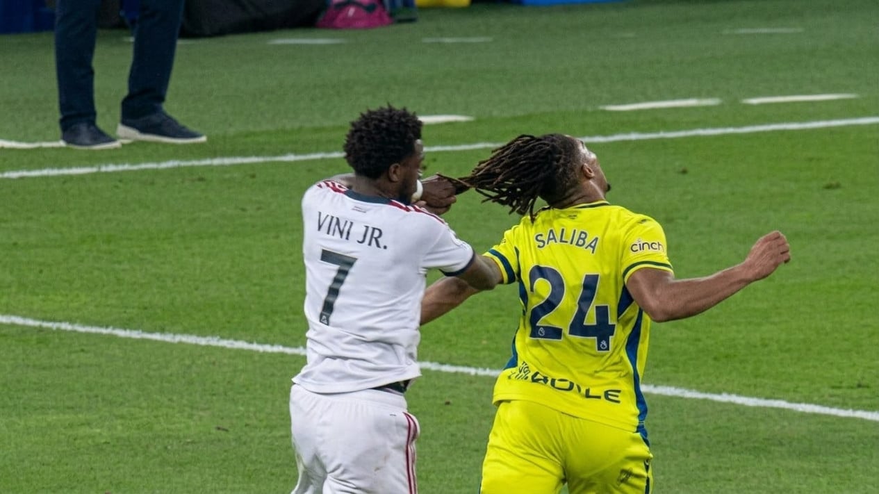 6acaaa9d0b7e4 vinicius jambak pemain lawan dan dikartu merah semarang